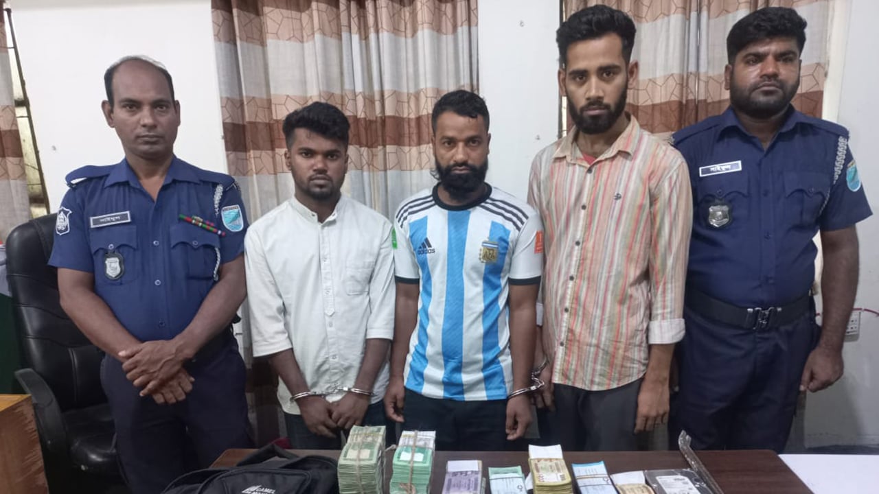 আইএফআইসি ব্যাংকের ভল্ট ভেঙে টাকা চুরি, গ্রেপ্তার ৩