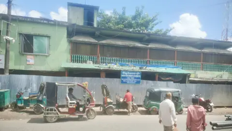 বাঁশখালীতে রাতের আঁধারে বিএনপি নেতা পরিচয়ে মার্কেট দখলের অভিযোগ
