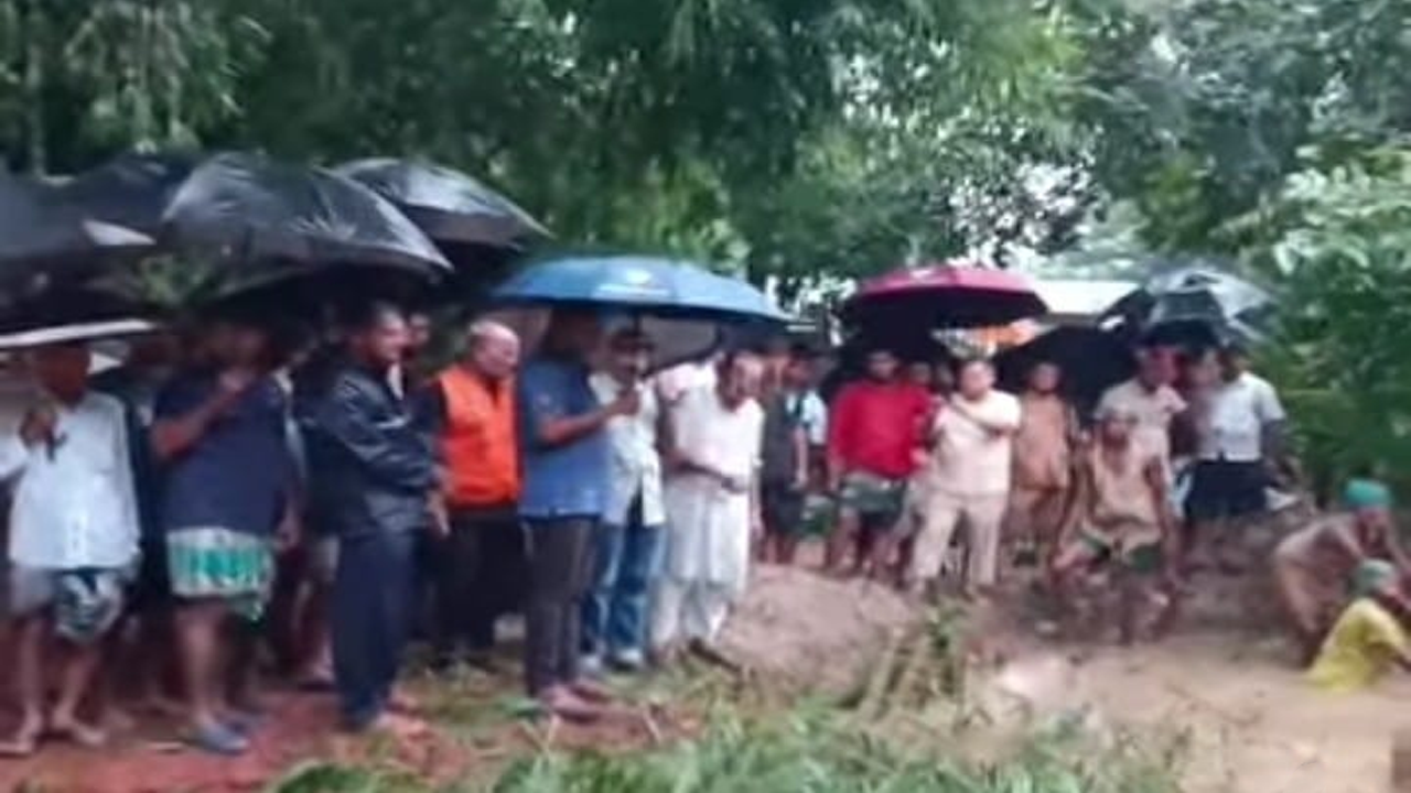 বাঁশখালীতে পানিবন্দীদের দ্রুত আশ্রয়কেন্দ্রে নেওয়ার উদ্যোগ