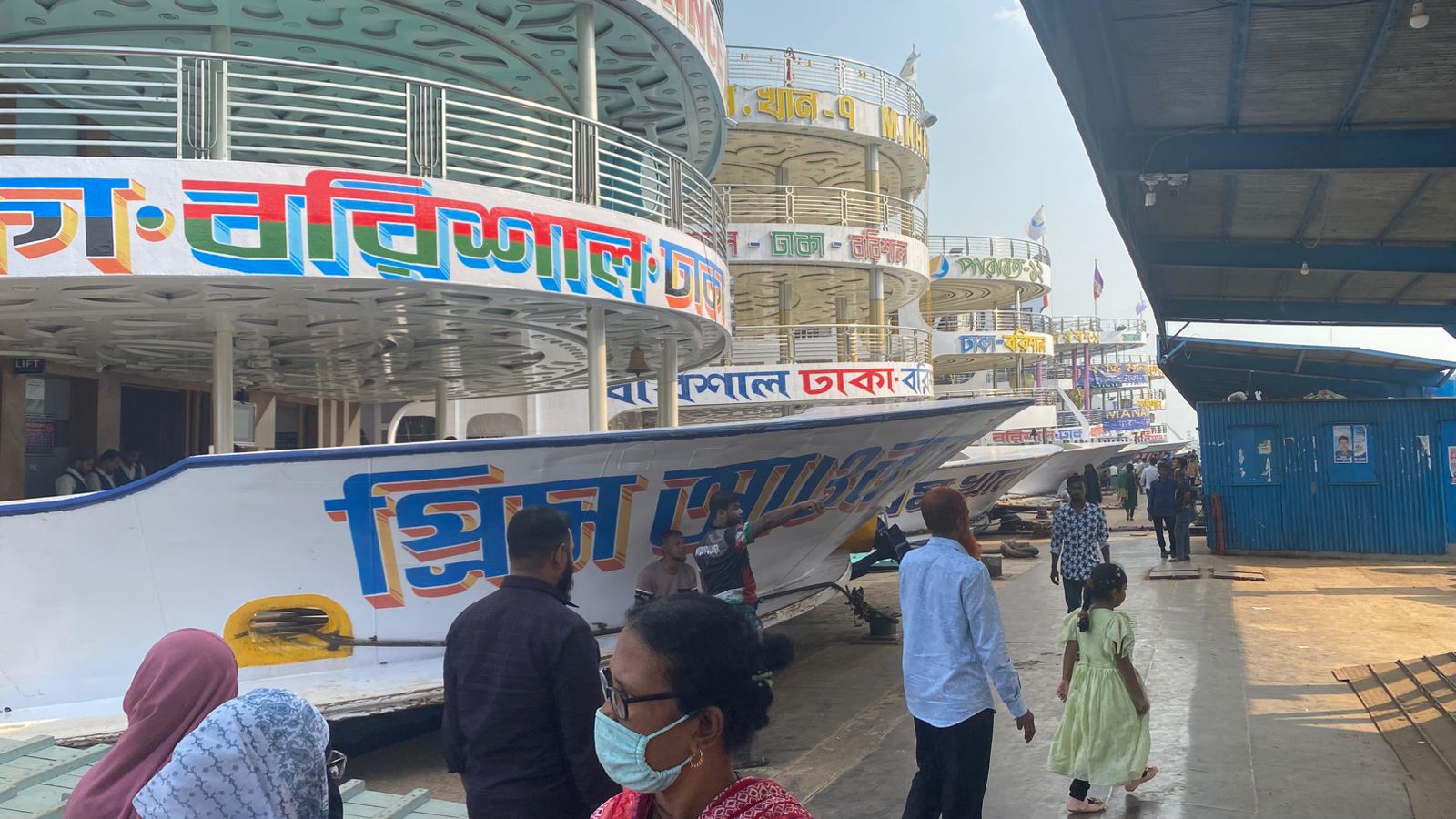 ছুটি কাটিয়ে ঢাকায় ফিরছেন দক্ষিণাঞ্চলের মানুষ