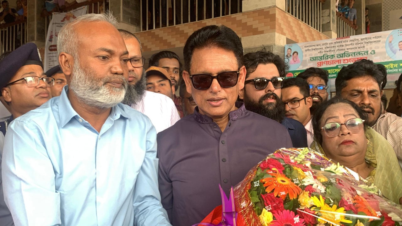আপনাকে নিয়ে অডিটোরিয়ামে বসাবো, সেটাও আমাদের নেই