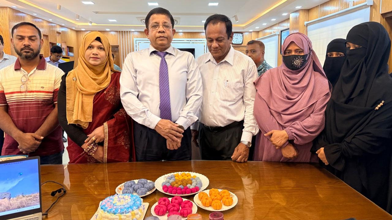 ফল ও শাকসবজি থেকে প্রাকৃতিক খাদ্যরং তৈরি করে তাক লাগালেন বরিশালের নারী উদ্যোক্তা