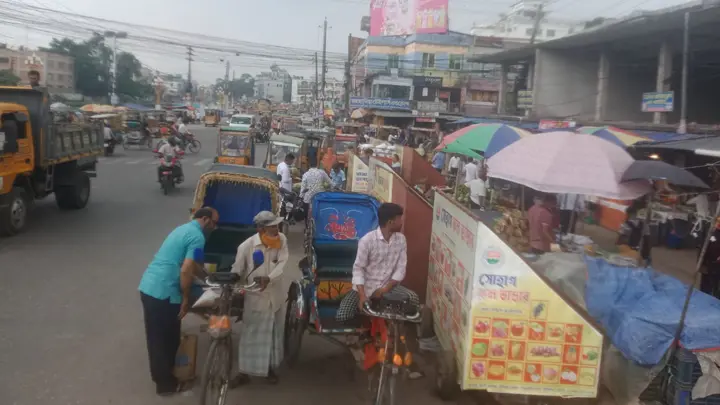 বরিশালের চৌমাথায় ফুটপাত দখলমুক্ত করতে বিসিসির উচ্ছেদ অভিযান