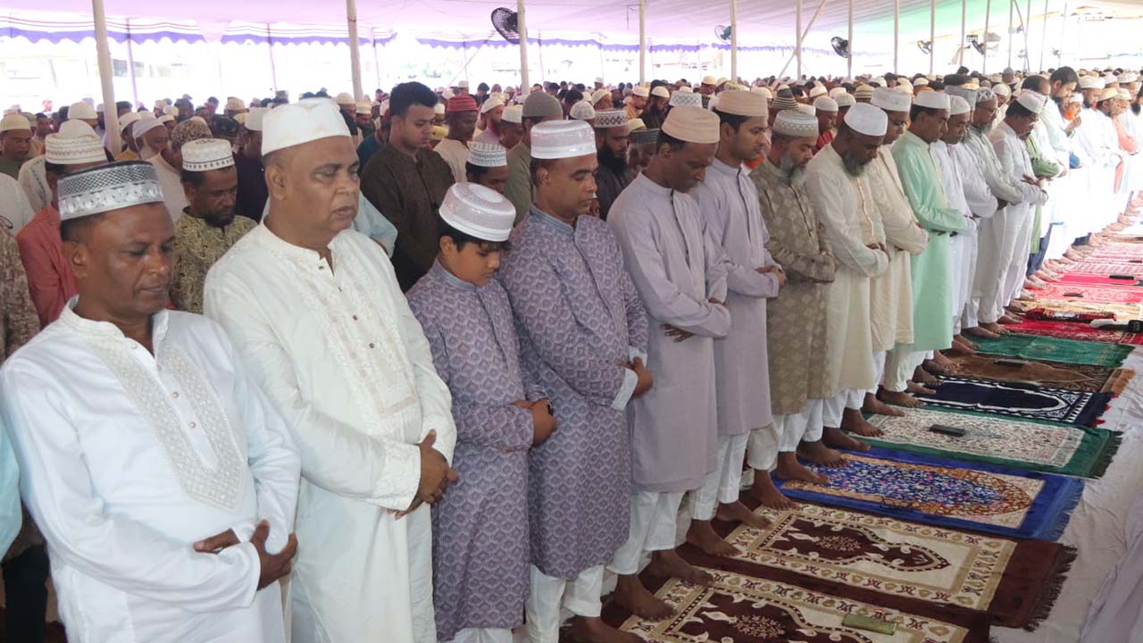 বরিশালে ঈদুল আজহার প্রধান জামাত অনুষ্ঠিত