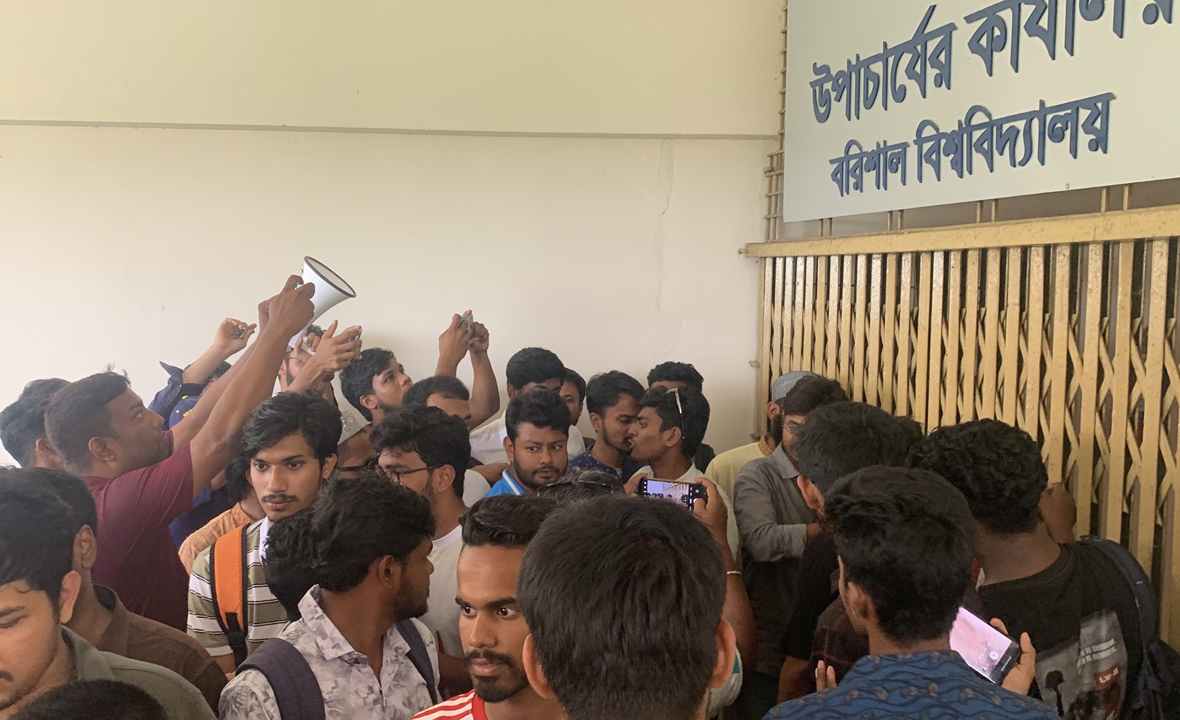 ববির উপাচার্যের পদত্যাগের দাবিতে প্রশাসনিক কার্যালয়ে শিক্ষার্থীদের তালা