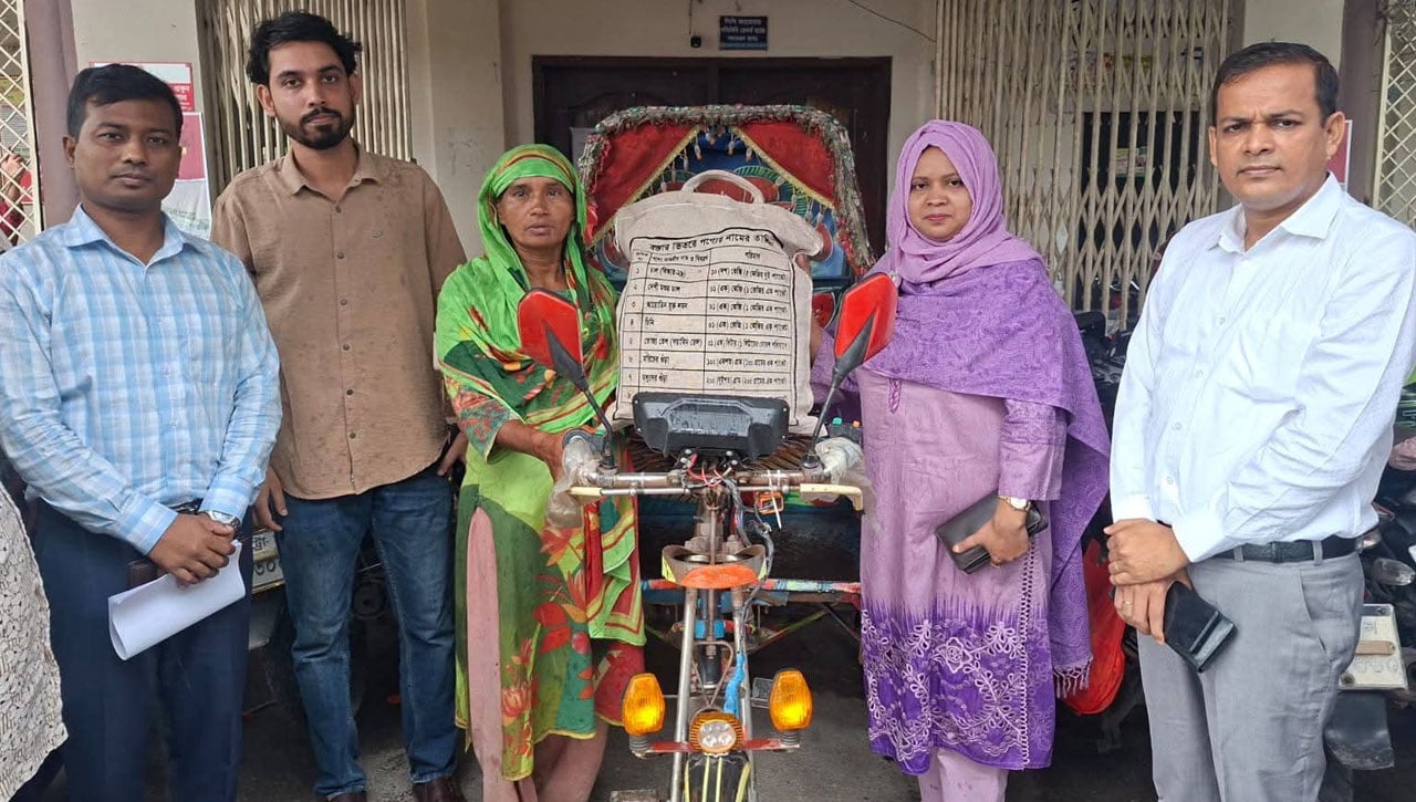 তিন মেয়েকে নিয়ে রিকশার হ্যান্ডেলে হেলেনার জীবনযুদ্ধ, পাশে দাঁড়ালেন ইউএনও

