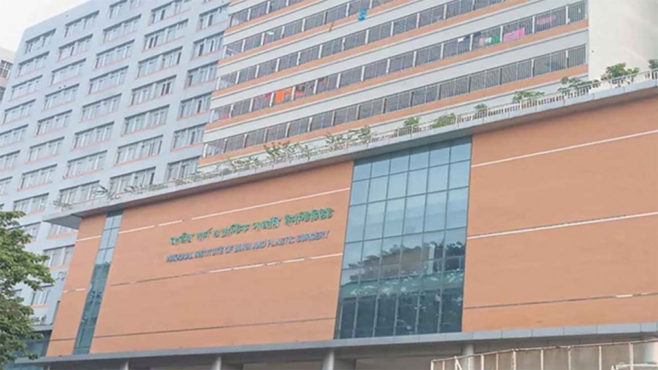 হাসপাতালের বিছানায় দগ্ধ শিশুদের আর্তনাদ