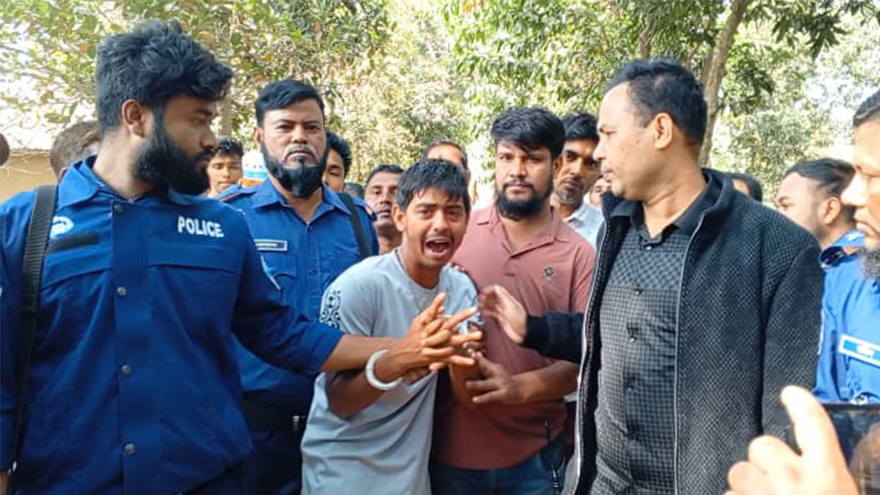 বের হতে না দেয়ায় মাকে কুপিয়ে মারল ছেলে