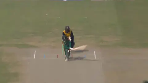 'বাজে আম্পায়ারিংয়ে' ম্লান সাদিয়ার লড়াই