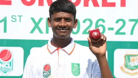 অভিষেকে রাকিবের বাজিমাত, নাসুম-শফিকুলের ৫ উইকেট 