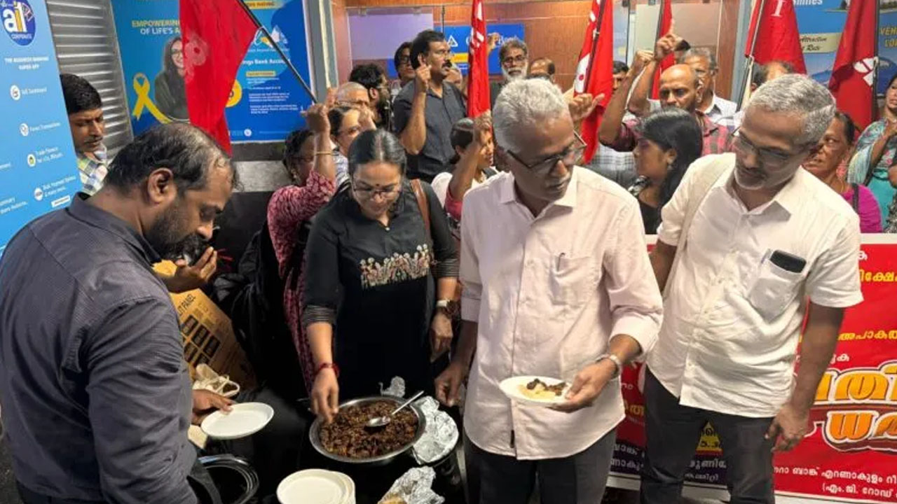 গরুর মাংসে নিষেধাজ্ঞা, ভারতের ব্যাংকে ‘বিফ ফেস্ট’ করে প্রতিবাদ