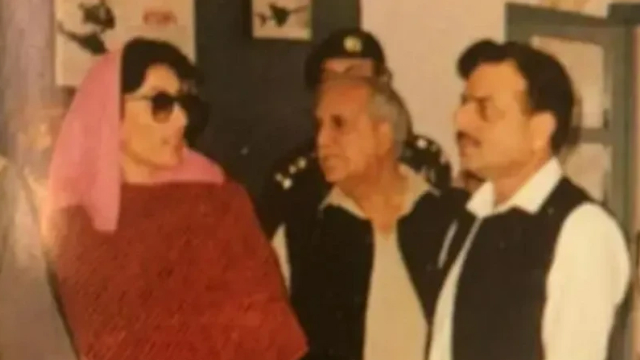 নাসিরুল্লাহ বাবর ও হামিদ গুলের সাথে বেনজির ভুট্টো। ছবি : সংগৃহীত