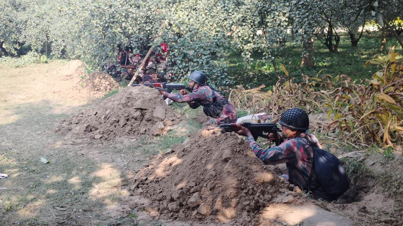 চাঁপাইনবাবগঞ্জ সীমান্তে বিএসএফের কাঁটাতারের বেড়া, থমথমে পরিস্থিতি