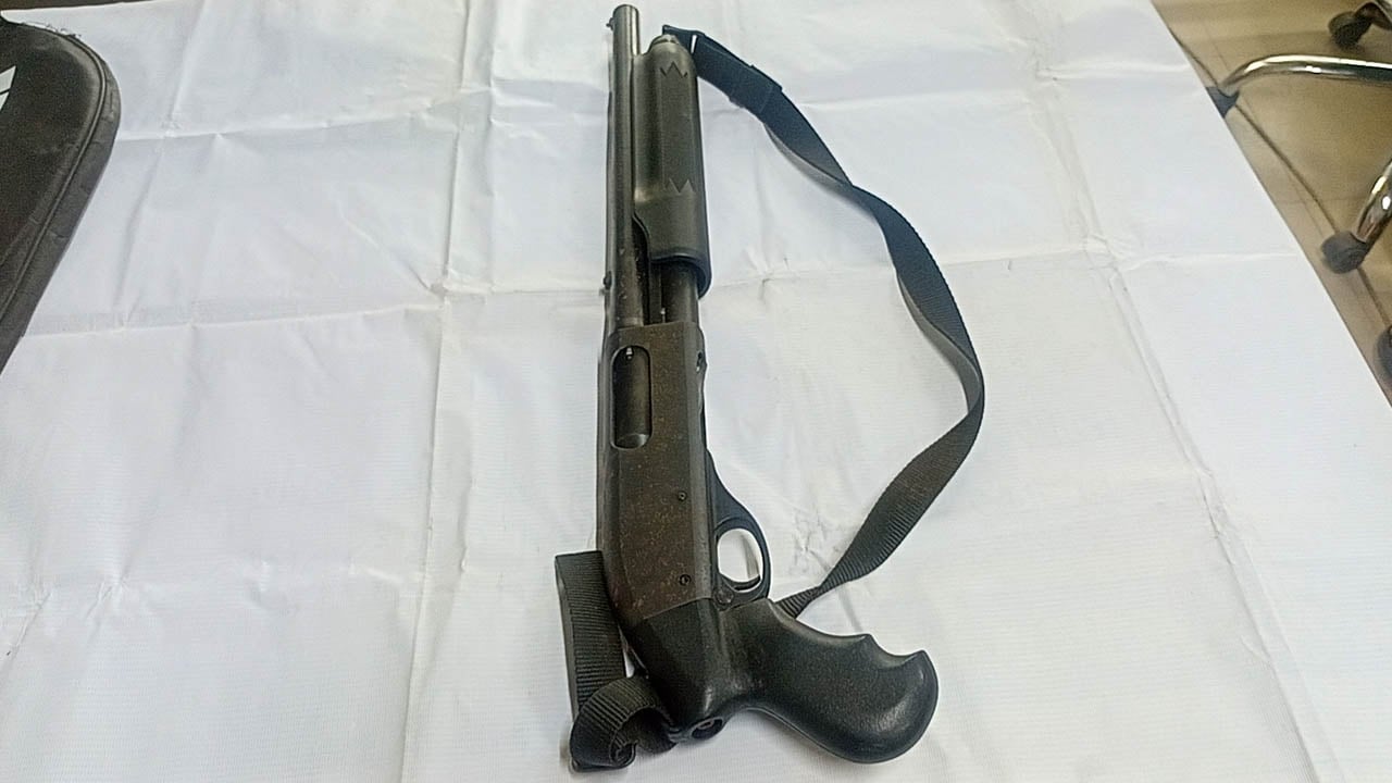 স্কুলের মাঠে পড়েছিল বিদেশি শর্টগান