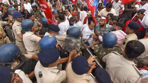 সিইসির পদত্যাগ দাবিতে বিহারে বিক্ষোভ, দিল্লিতে আজও মাঠে নামবেন বিরোধীরা