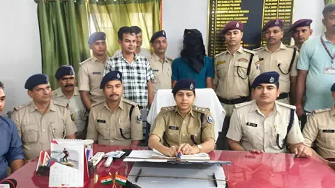 পুলিশ সেজে যাত্রীকে জরিমানা, অর্থ না পেয়ে চলন্ত ট্রেন থেকে ধাক্কা