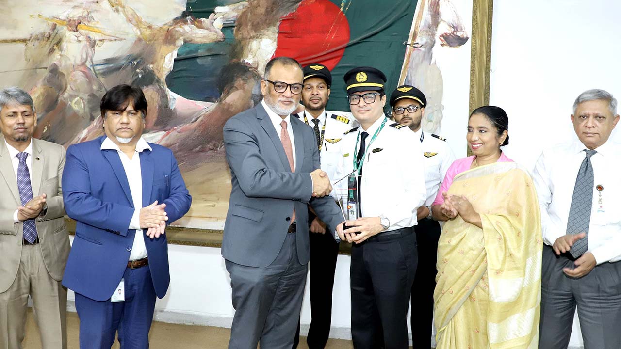 চাকা খুলে যাওয়া বিমানের পাইলট পেলেন সাহসিকতার স্বীকৃতি
