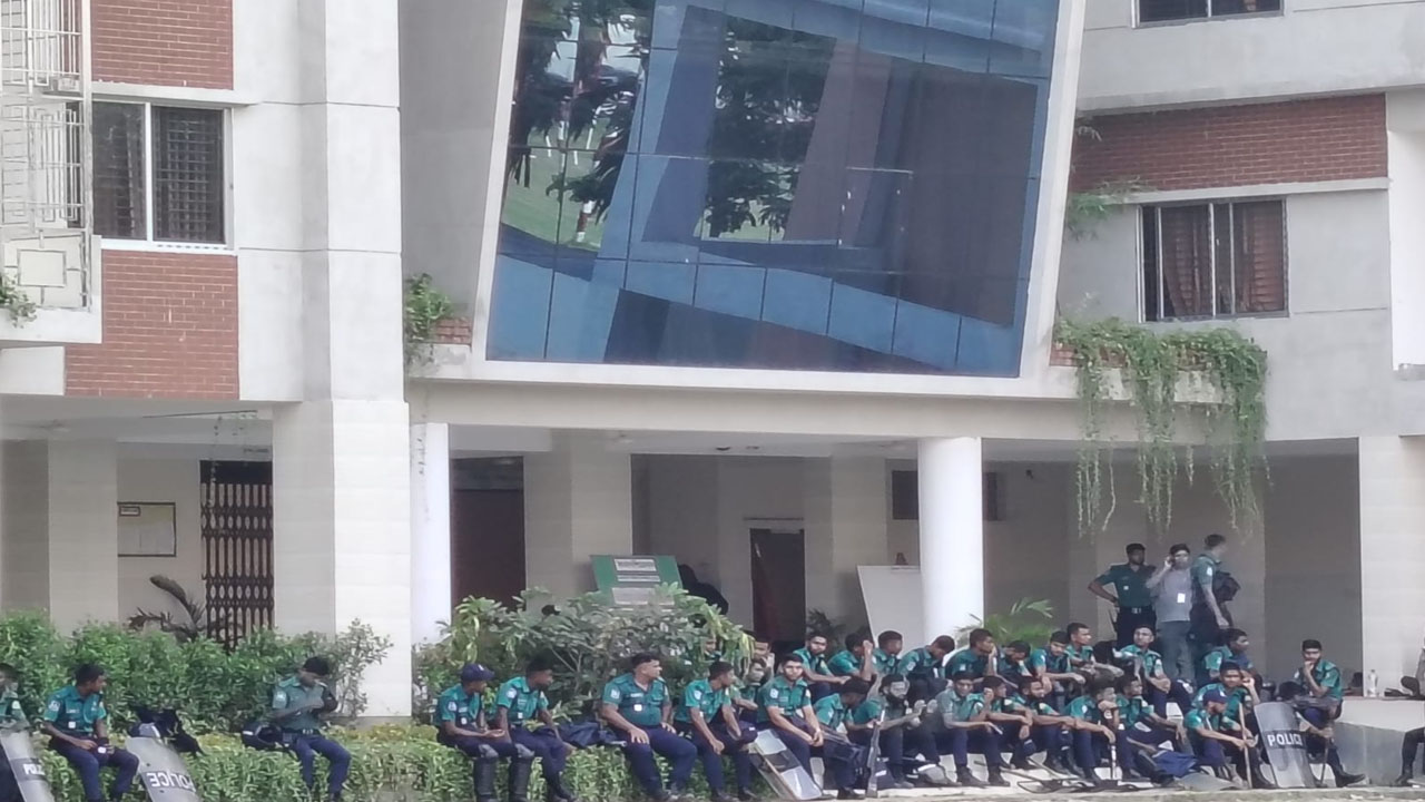 মুক্ত হয়ে ফের অবরুদ্ধ দুই উপদেষ্টা
