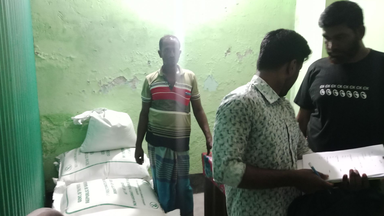বোয়ালমারীতে সাবেক কাউন্সিলরের বাড়ি থেকে ভিজিএফের ৬৩০ কেজি চাল উদ্ধার
