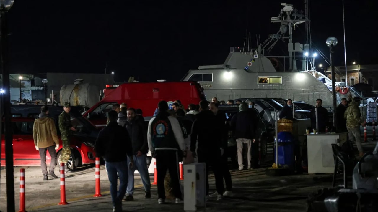 গ্রিস উপকূলে জাহাজের সঙ্গে অভিবাসীবাহী নৌকার সংঘর্ষ, নিহত ১৪