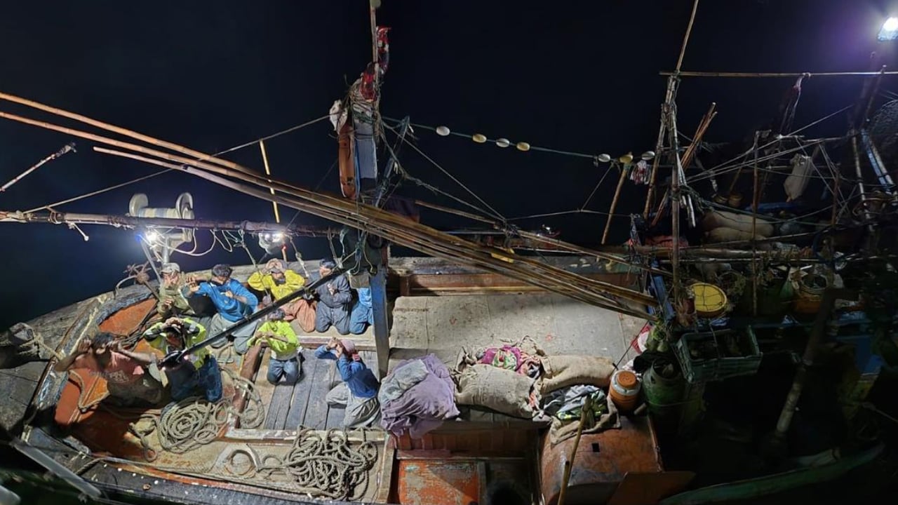 পাকিস্তানের মাছ ধরার নৌকা জব্দ করল ভারত, আটক ৯