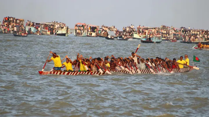 নৌকা বাইচ দেখতে ঘোড়াউত্রা নদীর তীরে হাজারো দর্শকের উপচে পড়া ভিড়