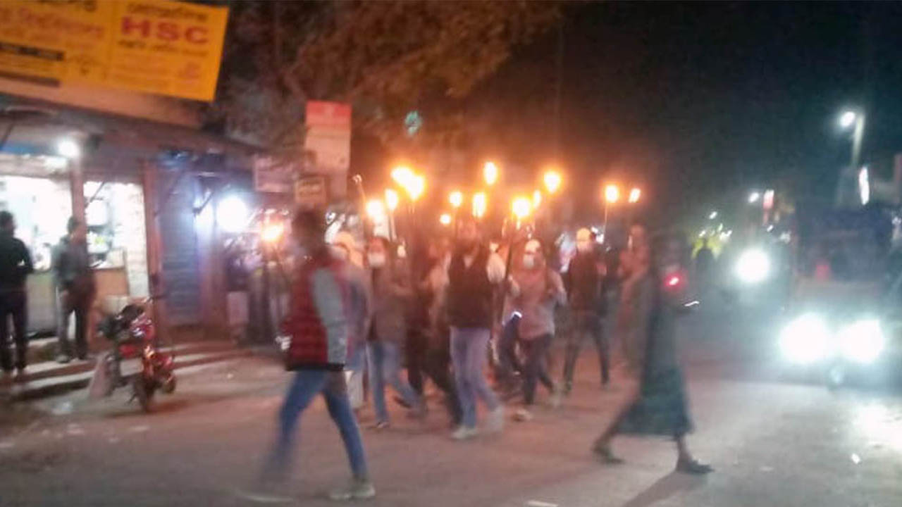 বগুড়ায় মুখোশ পরে আওয়ামী লীগের মশাল মিছিল