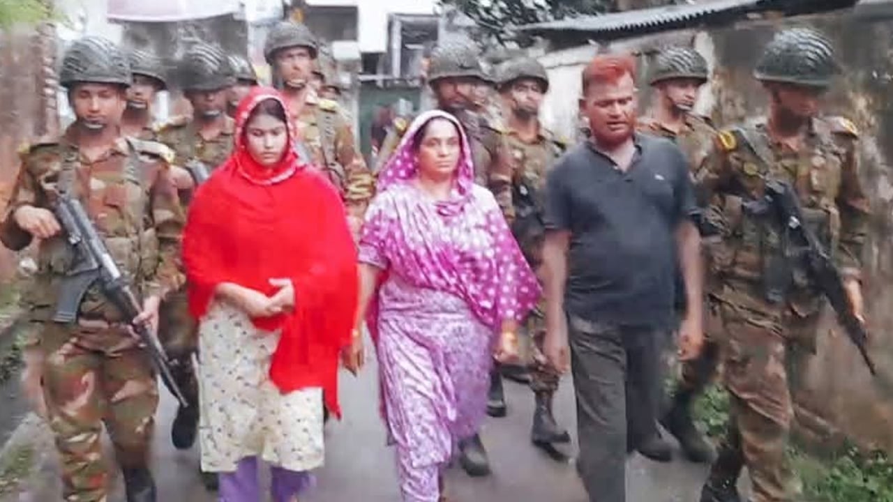 স্ত্রী-কন্যাসহ ফেন্সিডিল ব্যবসায়ী আলম সেনাবাহিনীর হাতে আটক
