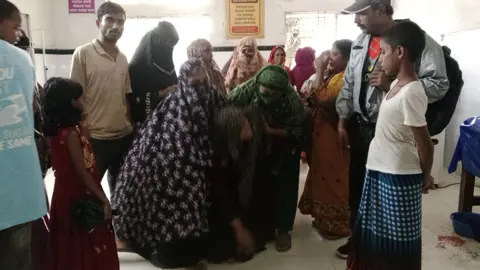 বোয়ালমারীতে দাদার ফাতিহায় যাওয়ার পথে অটোভ্যান উল্টে কিশোর নিহত