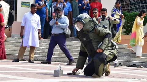 ঢাকেশ্বরী মন্দিরে বম্ব ডিসপোজাল ইউনিটের মহড়া
