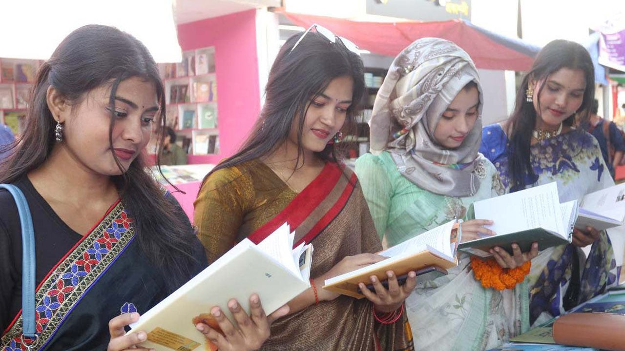 এবারের মেলায় ১৭ কোটি টাকার বই বিক্রি