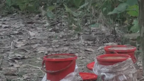 চাঁপাইনবাবগঞ্জে তিনটি লাল বালতিতে ককটেল সদৃশ বস্তু উদ্ধার
