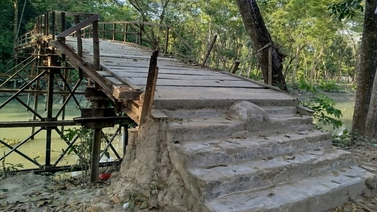 সিঁড়ি বেয়ে সেতু পারাপার, ভোগান্তিতে এলাকাবাসী