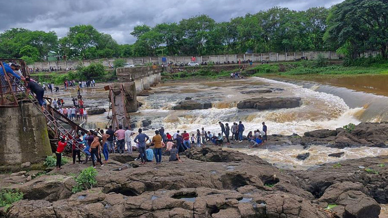 মহারাষ্ট্রে সেতু ভেঙে প্রাণ গেলো ৪ জনের