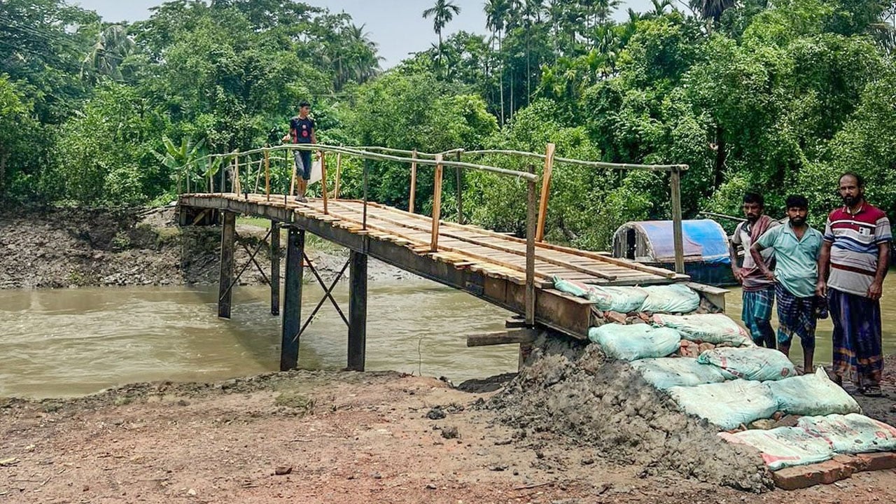 ভেঙ্গে যাওয়া বেড়িবাঁধে নৌবাহিনীর সহায়তায় সাঁকো নির্মাণ