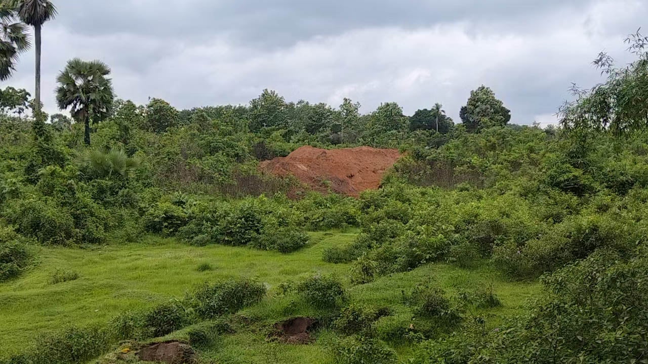 ভারতীয়দের খাল খননচেষ্টা রুখে দিল বিজিবি ও স্থানীয়রা