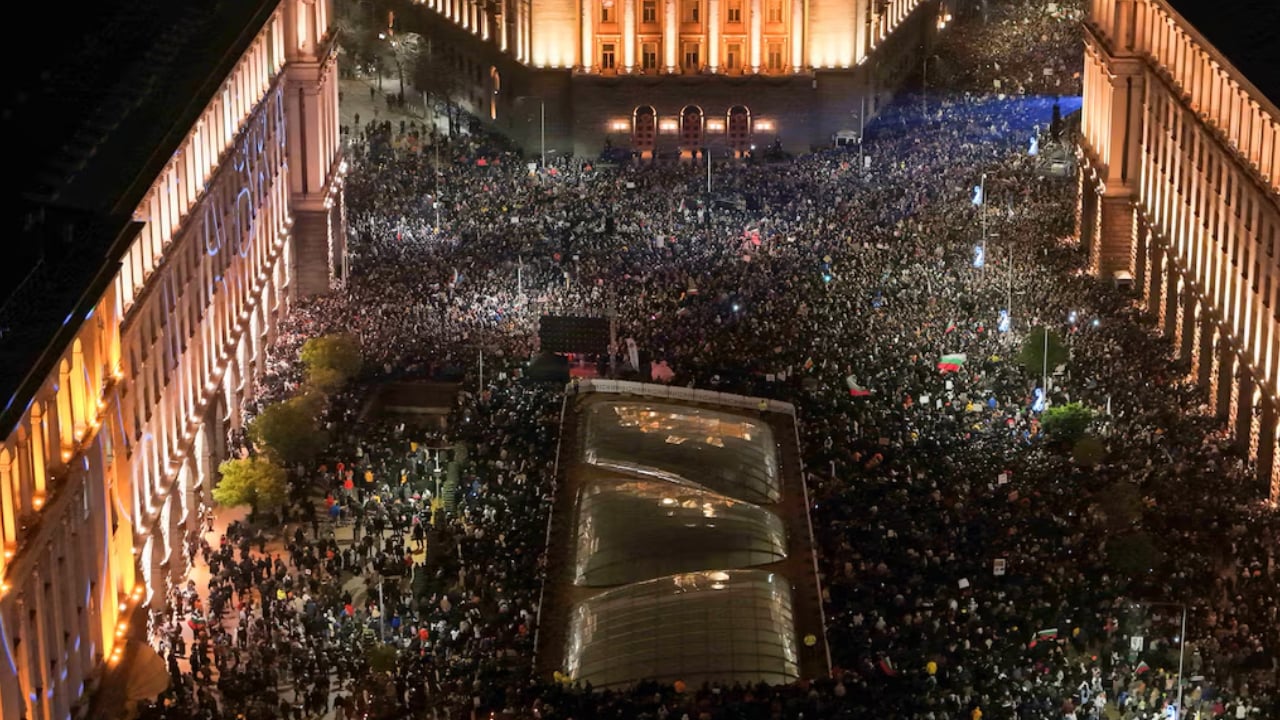 ব্যাপক বিক্ষোভের মুখে বুলগেরিয়া সরকারের পদত্যাগ