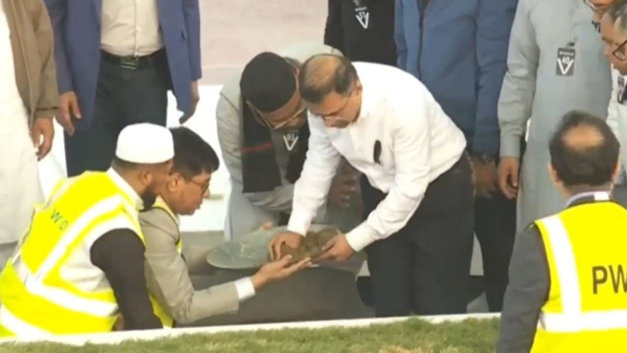 কবরে নামানো হলো খালেদা জিয়ার লাশ