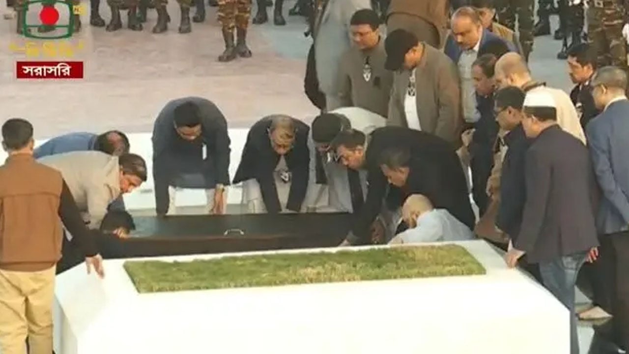 অকৃত্রিম ভালোবাসায় আপসহীন নেত্রীকে বিদায় জানাল দেশ