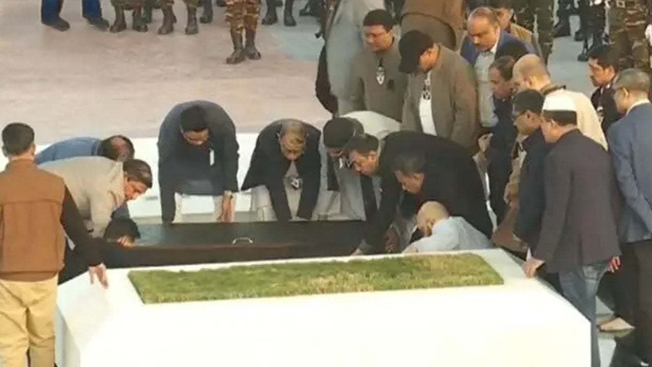 অকৃত্রিম ভালোবাসায় আপসহীন নেত্রীকে বিদায় জানাল দেশ