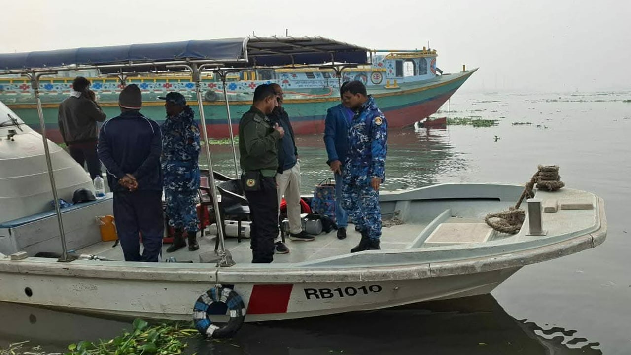 বুড়িগঙ্গায় লঞ্চের ধাক্কায় ডুবে গেল বাল্কহেড, দুই শ্রমিক নিখোঁজ