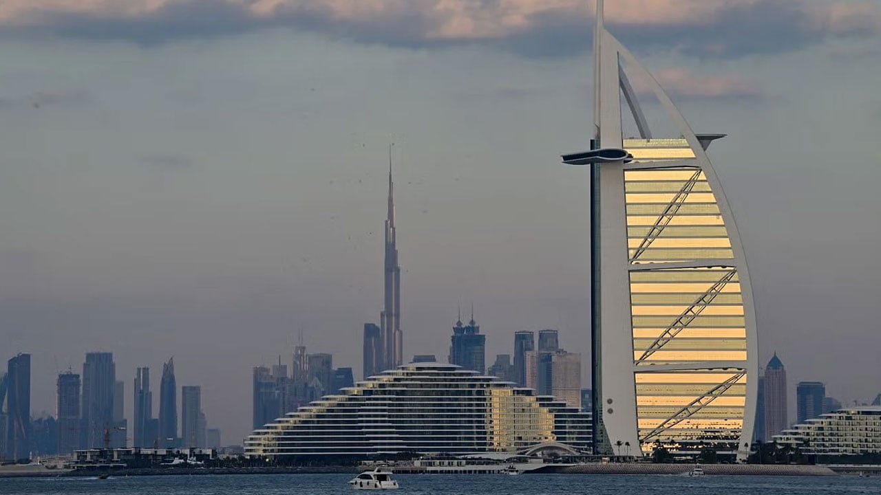 দুবাইয়ের আইকনিক ‘বুর্জ আল আরবে’ ইরানি ড্রোন ভূপাতিত