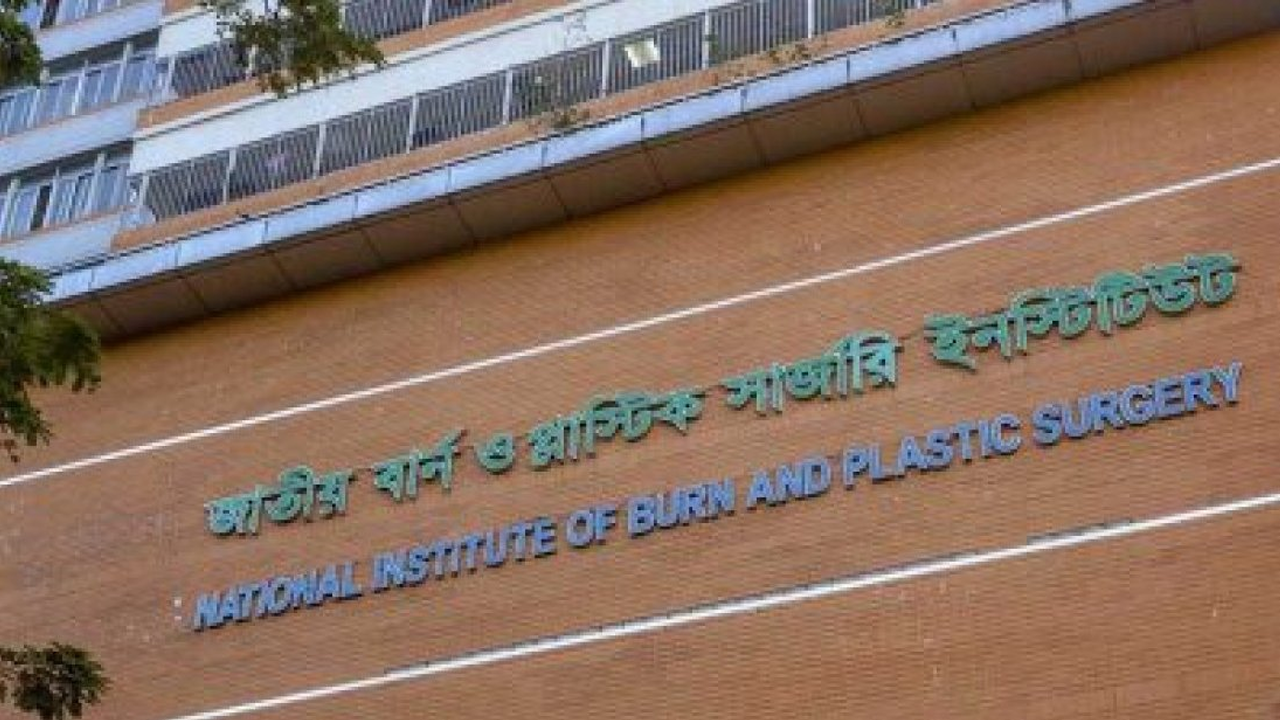 পুরোনো ঢাকায় এসি সিলিন্ডার বিস্ফোরণ: দগ্ধ তিনজনের একজনের মৃত্যু