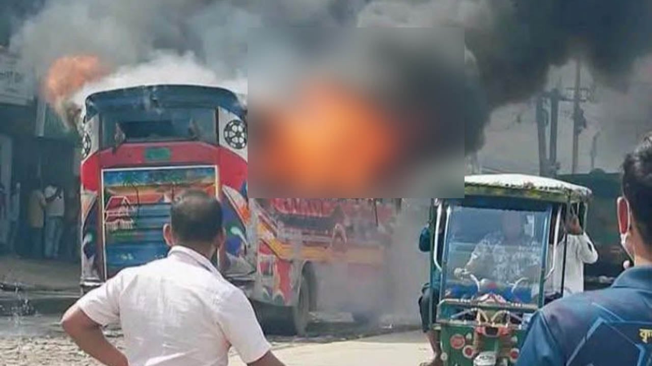 কালিয়াকৈর বাসস্ট্যান্ডে দাঁড়িয়ে থাকা যাত্রীবাহী বাসে ভয়াবহ আগুন