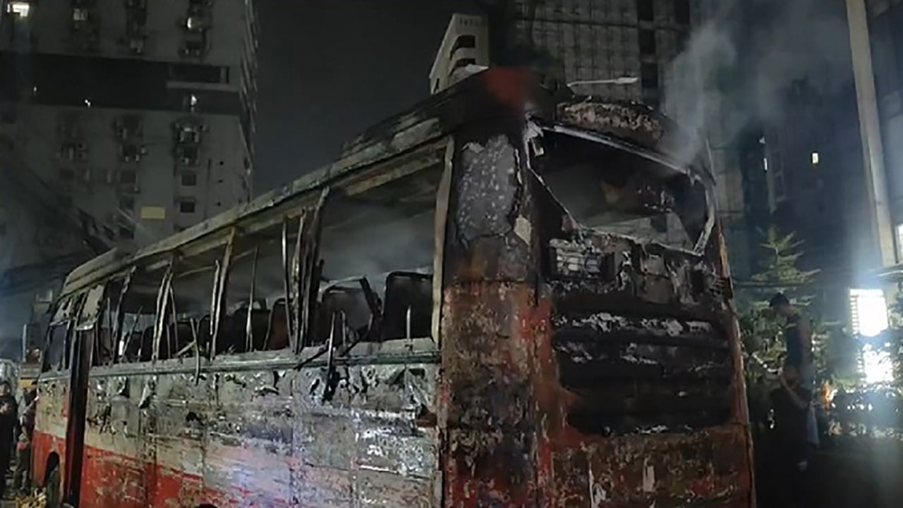 রাজধানীর বাড্ডায় চলন্ত বাসে আগুন