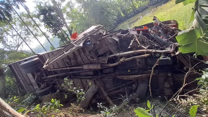 উজিরপুরে চলন্ত বাসের চাকা ফেটে দুর্ঘটনা, চালকসহ আহত ৭