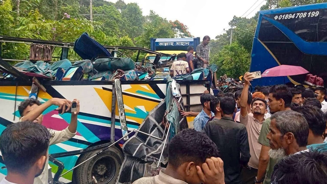 চকরিয়ায় দুই বাসের মুখোমুখি সংঘর্ষে নিহত ২