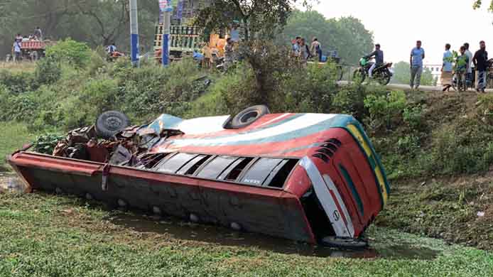 রাজশাহীতে বাস-ট্রাকের সংঘর্ষে নিহত ৩