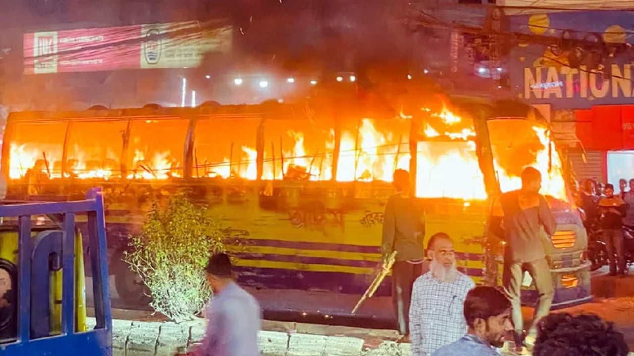 রাজধানীর বাড্ডায় যাত্রীবাহী বাসে আগুন