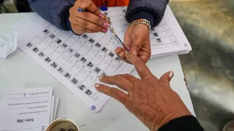 ভারতের ছয় আসনে উপনির্বাচন, চলছে ভোটগ্রহণ
